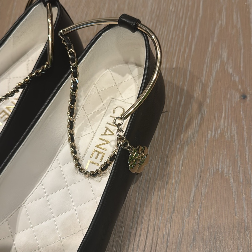 Chanel ballet flares with patent toe and chain and charms around the ankle - Picture 2 of 12